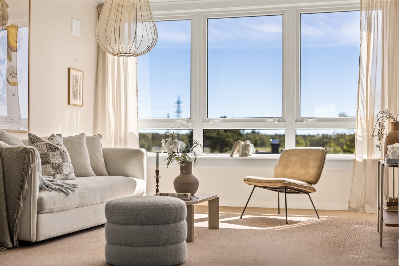 Store vindusflater i PVC med 2-lags glass slipper inn rikelig med dagslys. Galleribilde
