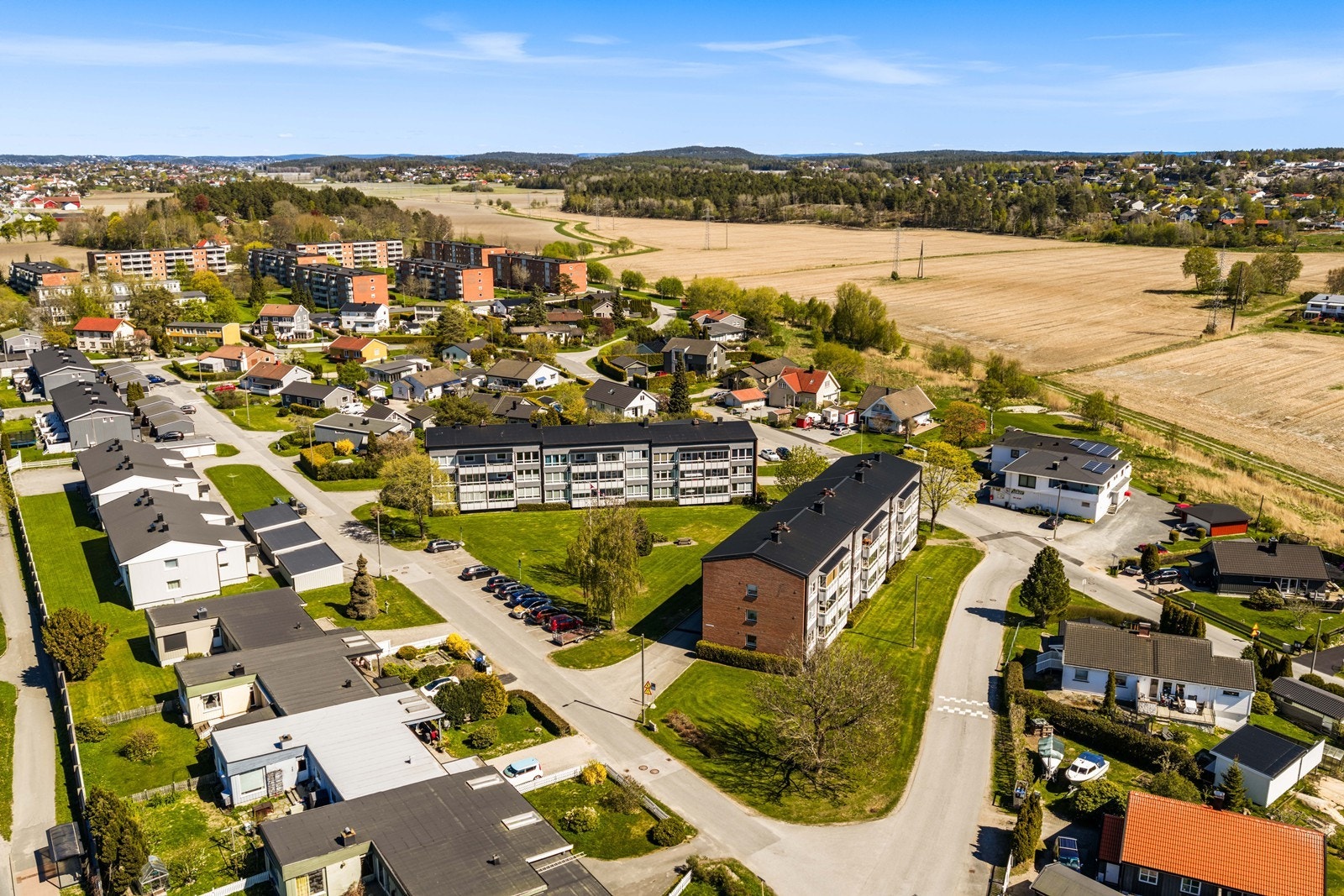 Fra leiligheten er det relativ kort vei til både skoler, barnehager og offentlig transport. Galleribilde