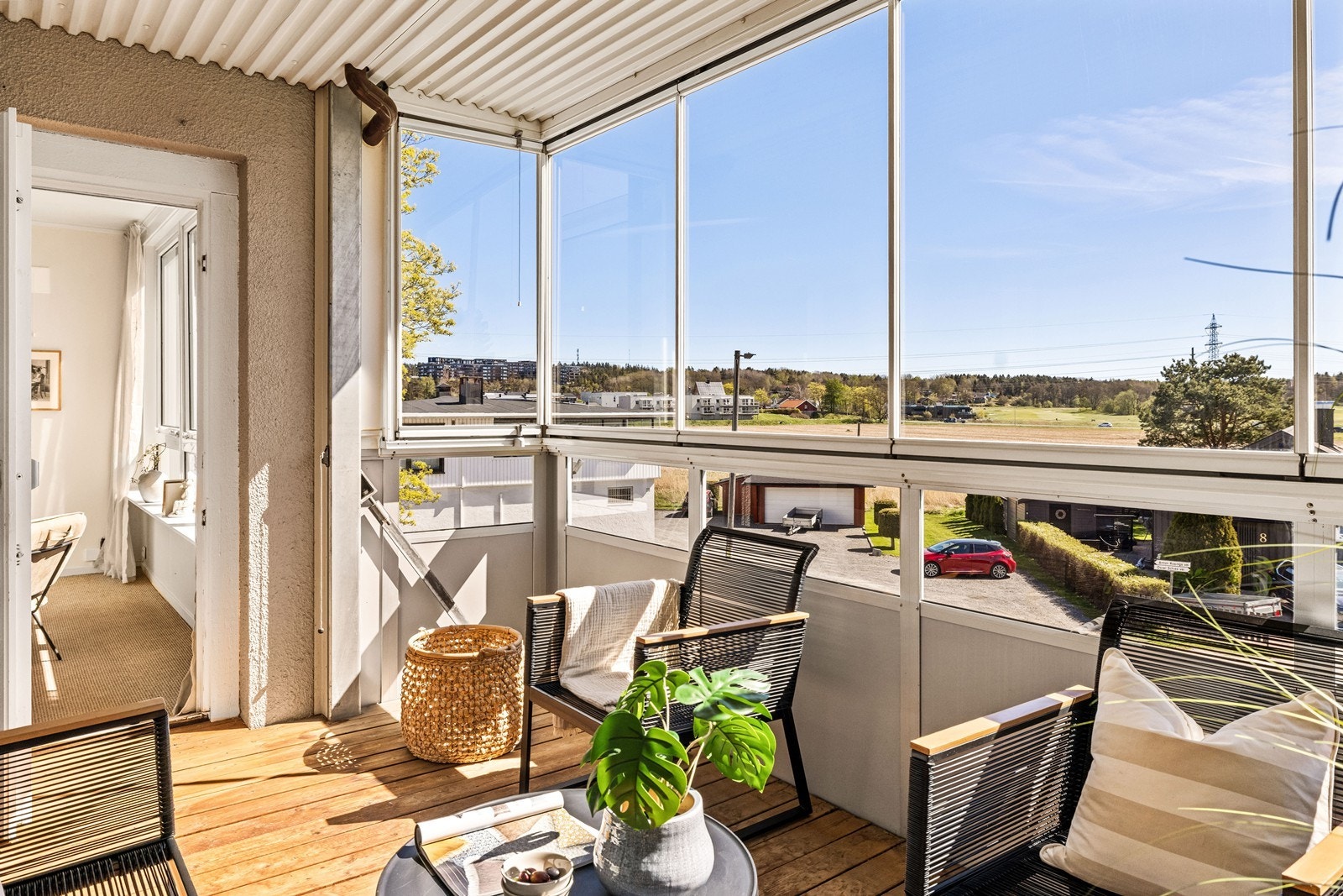 Fra stuen er det utgang til en romslig, sørvendt og innglasset balkong. Galleribilde