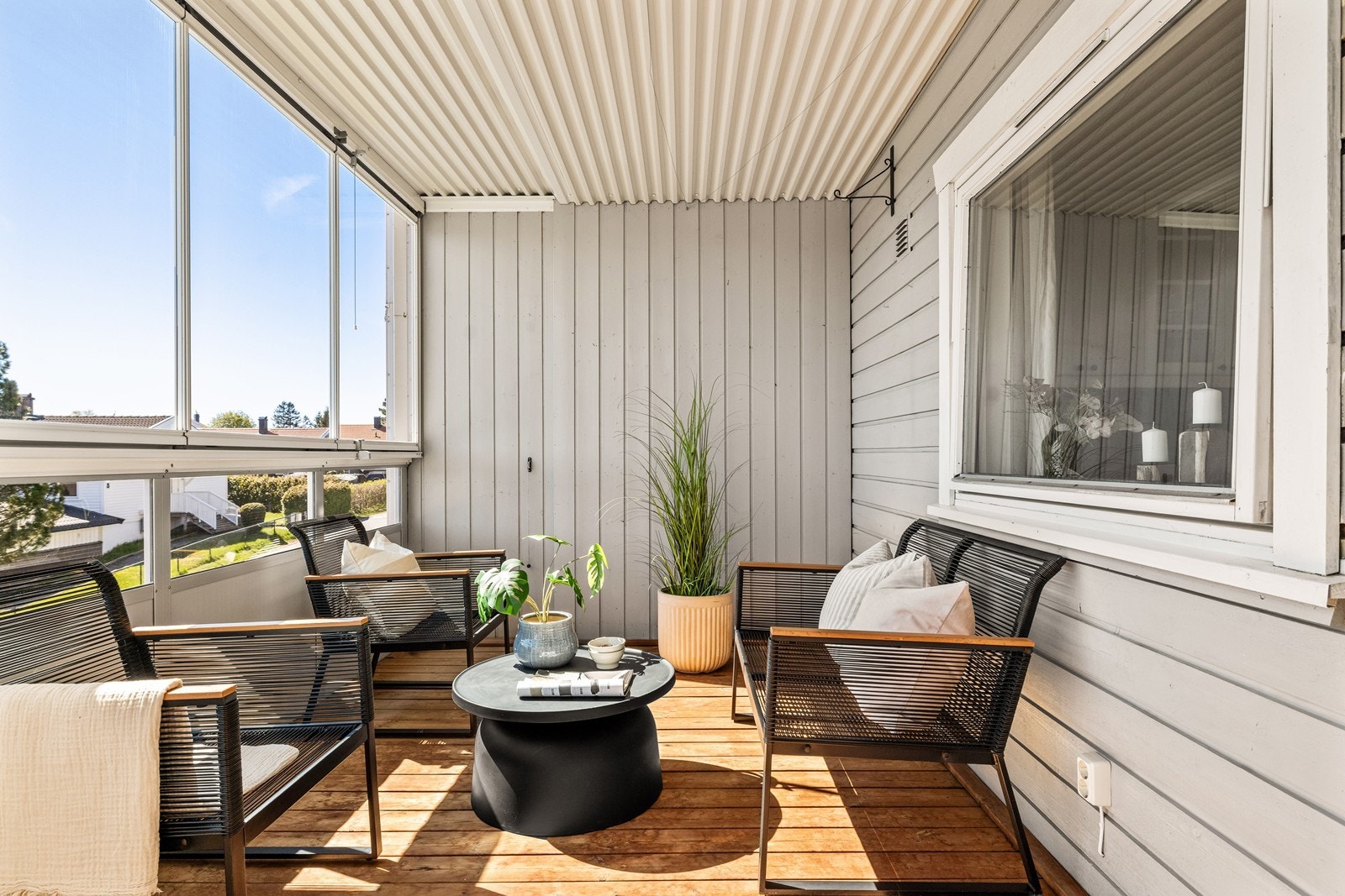 Balkongen har skyvbare glassfelt og terrassebord på gulvet, og fungerer som et lunt uterom store deler av året. Galleribilde