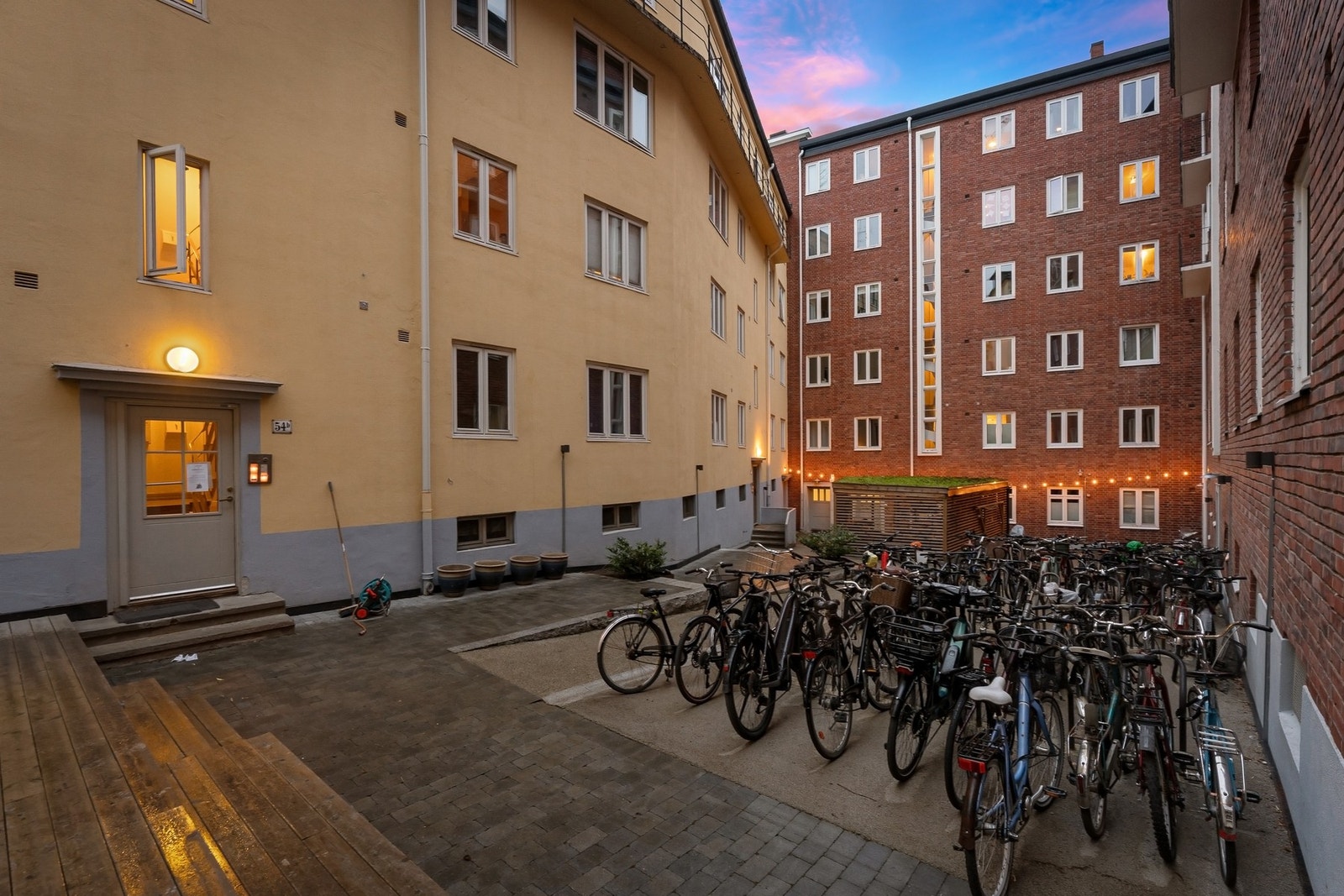 Felles sykkelparkering i bakgård. Galleribilde