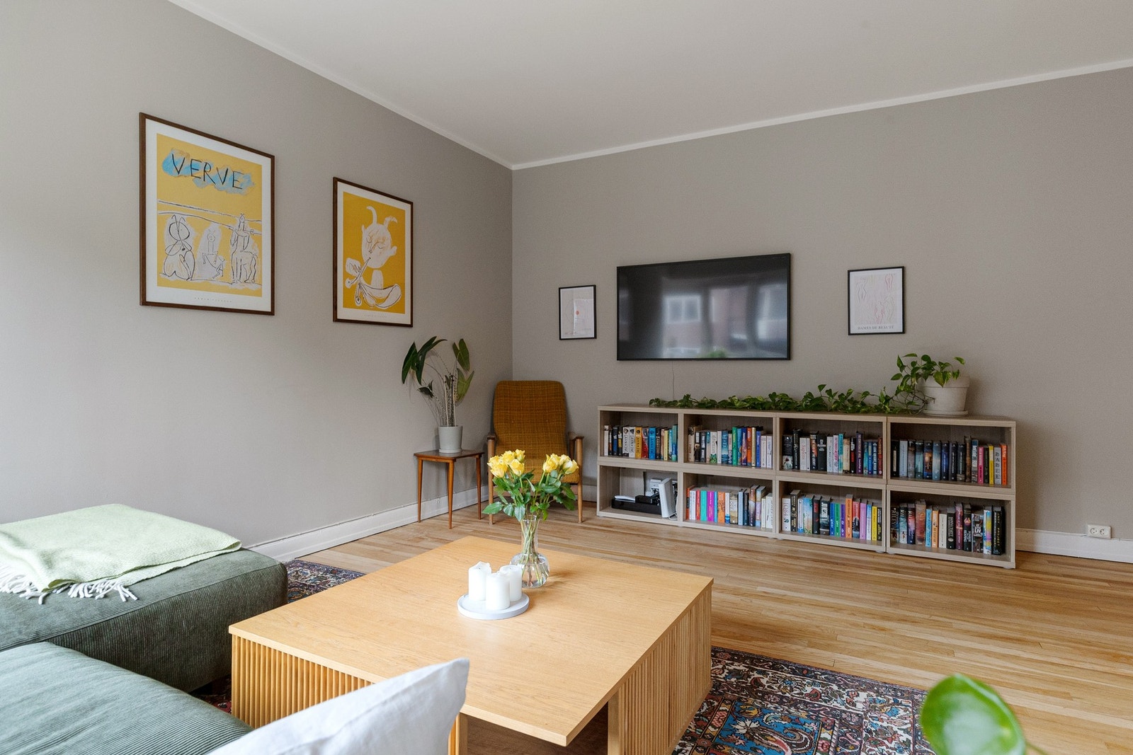 Det er god plass til sofagruppe og mediemøblement. Galleribilde