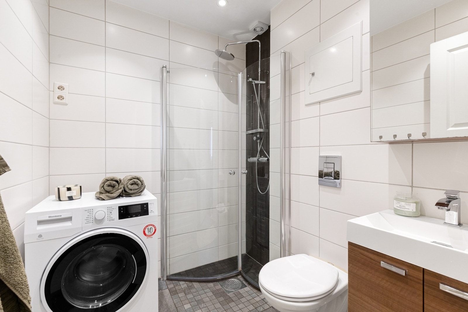 Badet har moderne innredning, samt smakfulle fliser. Galleribilde