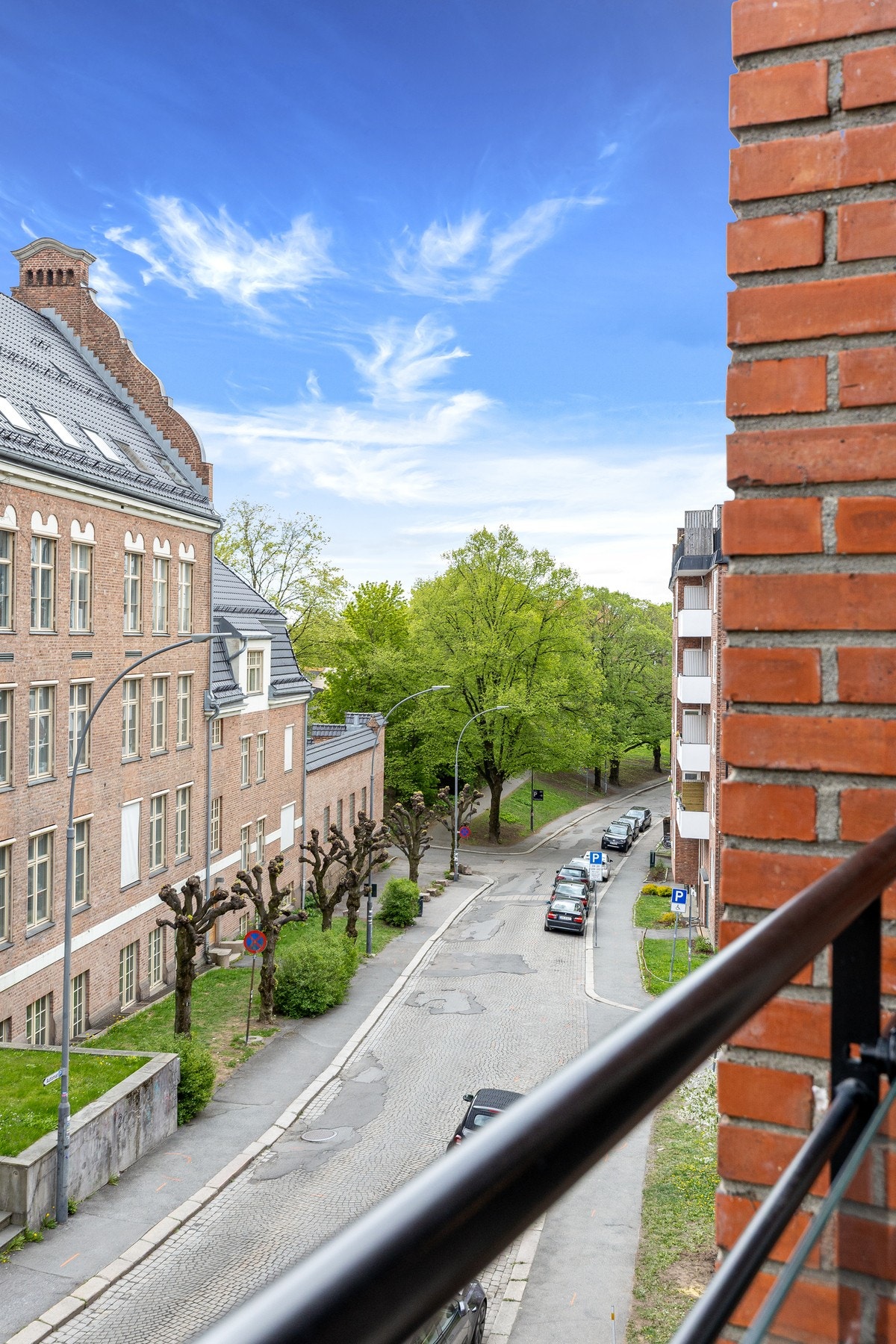 Leiligheten ligger tilbaketrukket i en rolig sidegate med hyggelig utsyn. Galleribilde