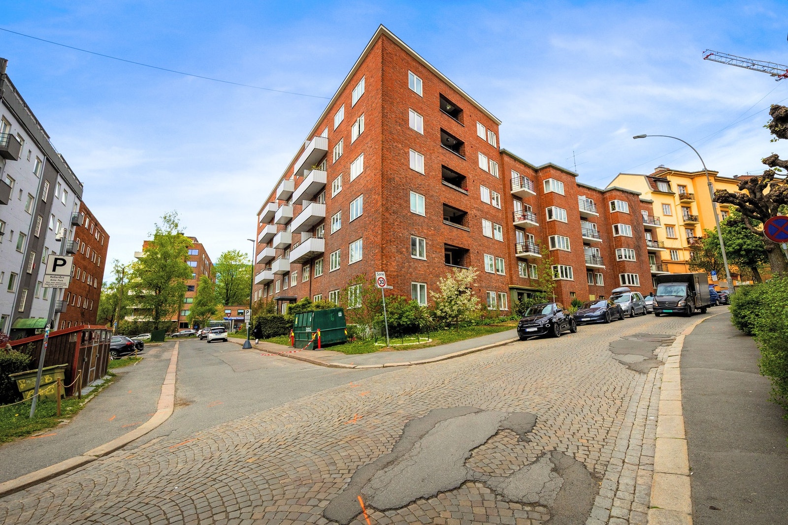 Denne boligen passer perfekt for deg som ønsker en romslig og sjarmerende leilighet med sentral beliggenhet, men samtidig setter pris på rolige omgivelser. Galleribilde
