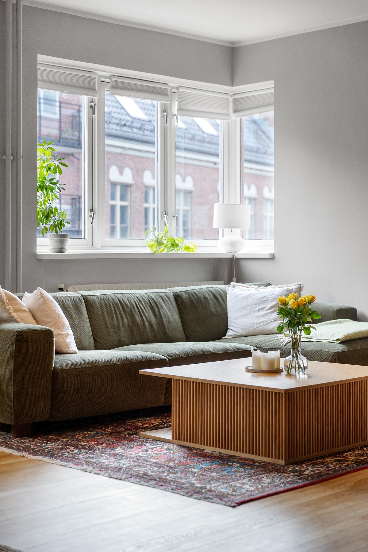 Store vindusflater slipper inn rikelig med naturlig lys. Galleribilde