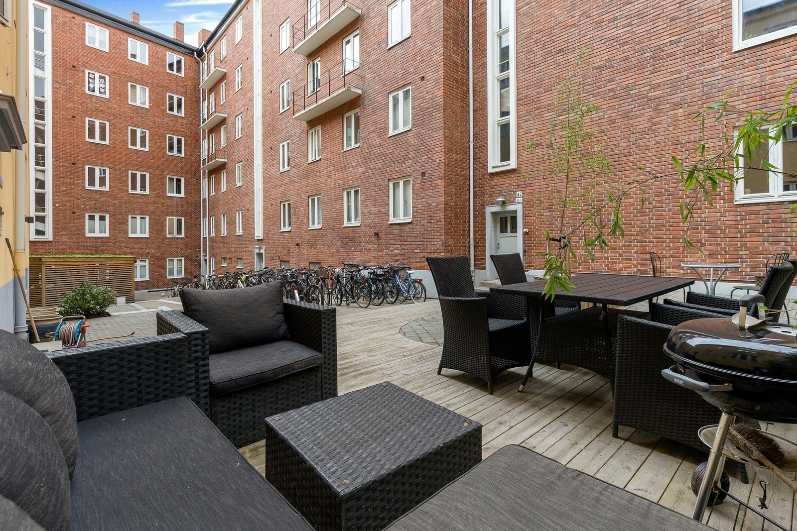 Koselig felles bakgård med sittegrupper og grill. Galleribilde