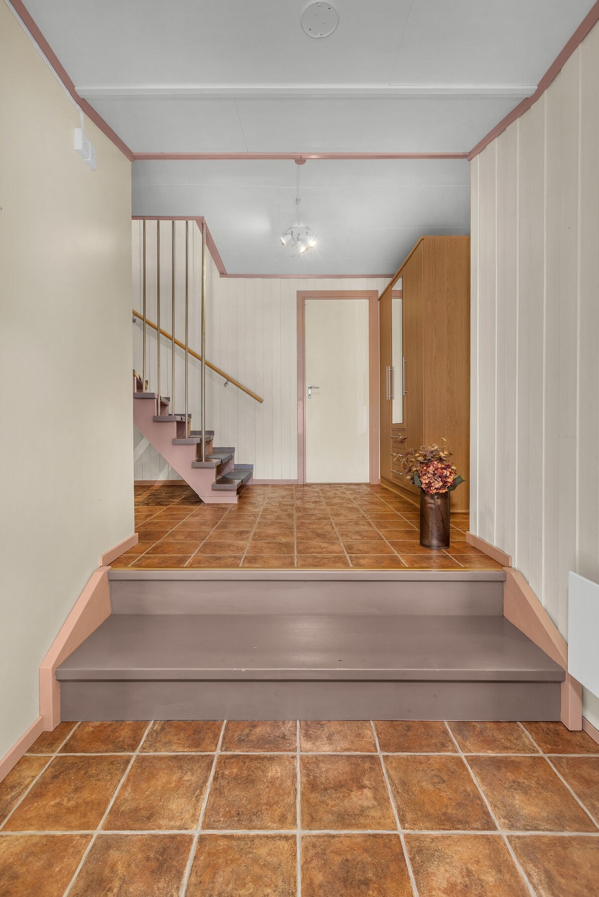 Romslig hall med flere bruksmuligheter og god plass til oppbevaring. Galleribilde