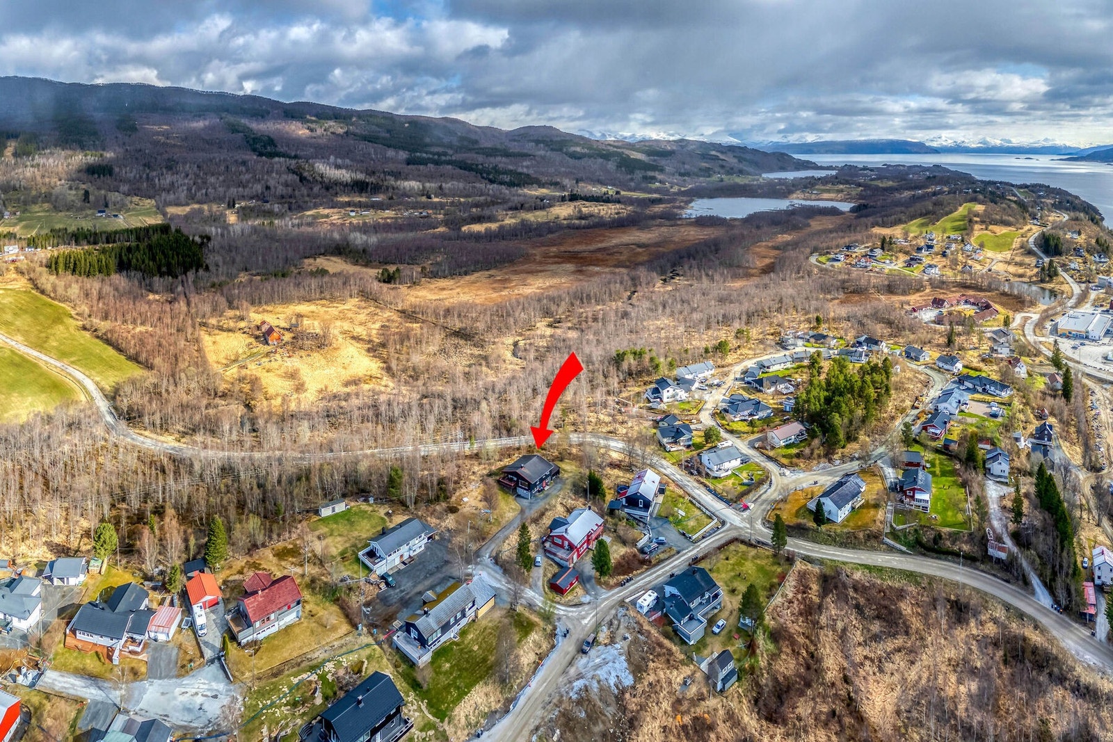 Eiendommen ligger i et etablert og barnevennlig boligområde i Langåsen. Galleribilde