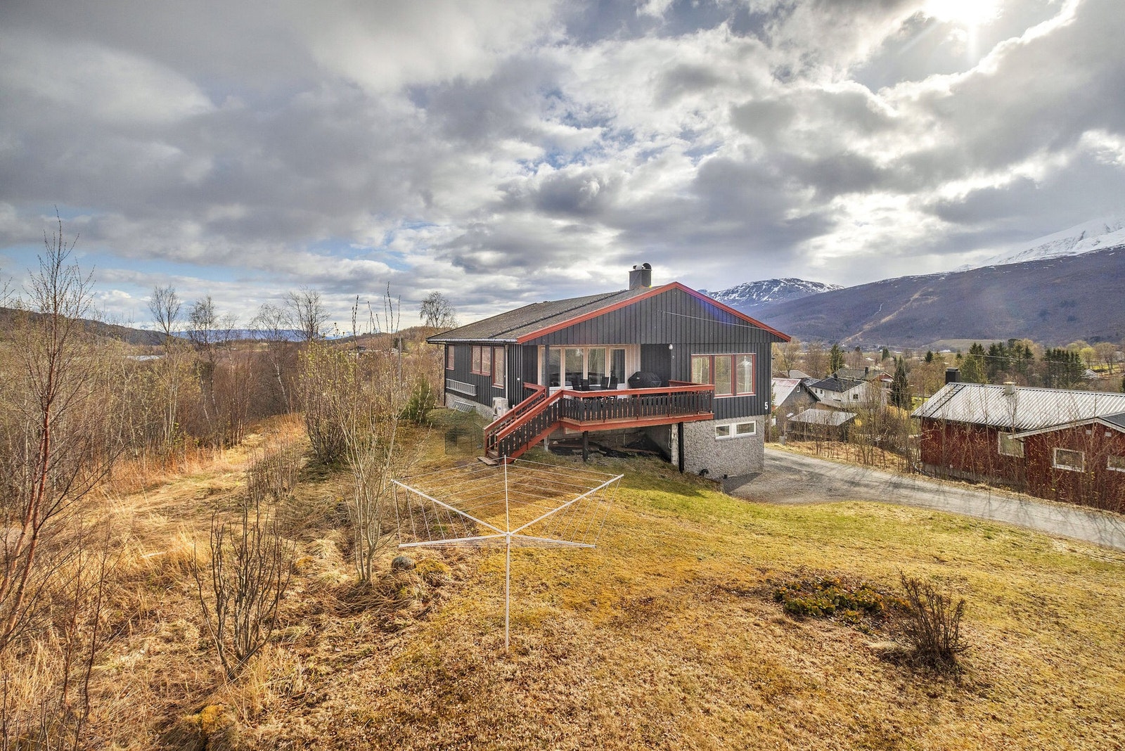 Stor hage med gode muligheter for beplantning og uteaktiviteter. Galleribilde