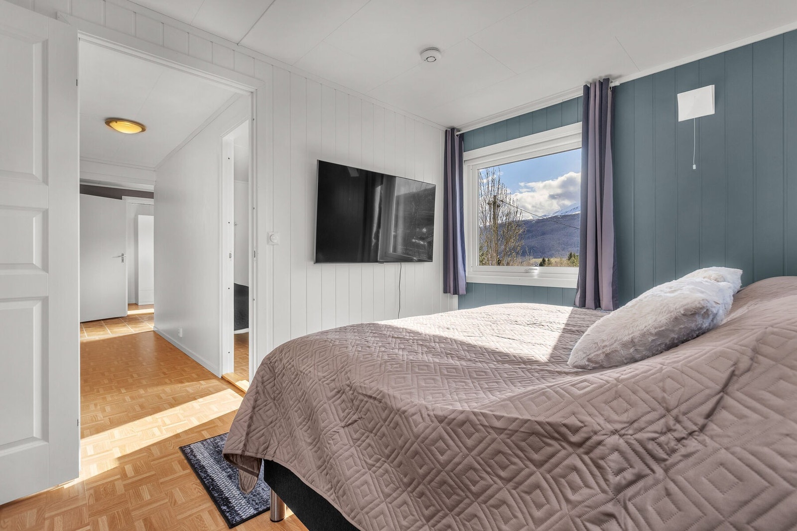 Soverommet har vinduer som vender ut mot hagen. Galleribilde