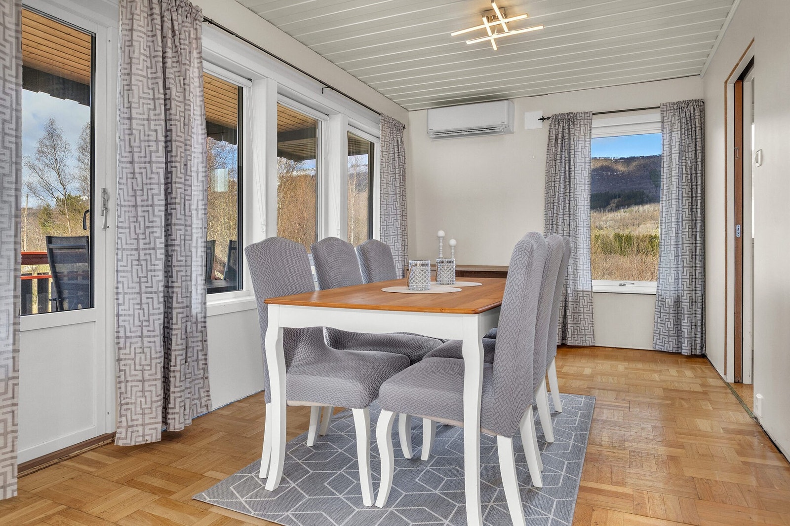 Fra spisestuen er det direkte utgang til en romslig og delvis overbygget terrasse. Galleribilde