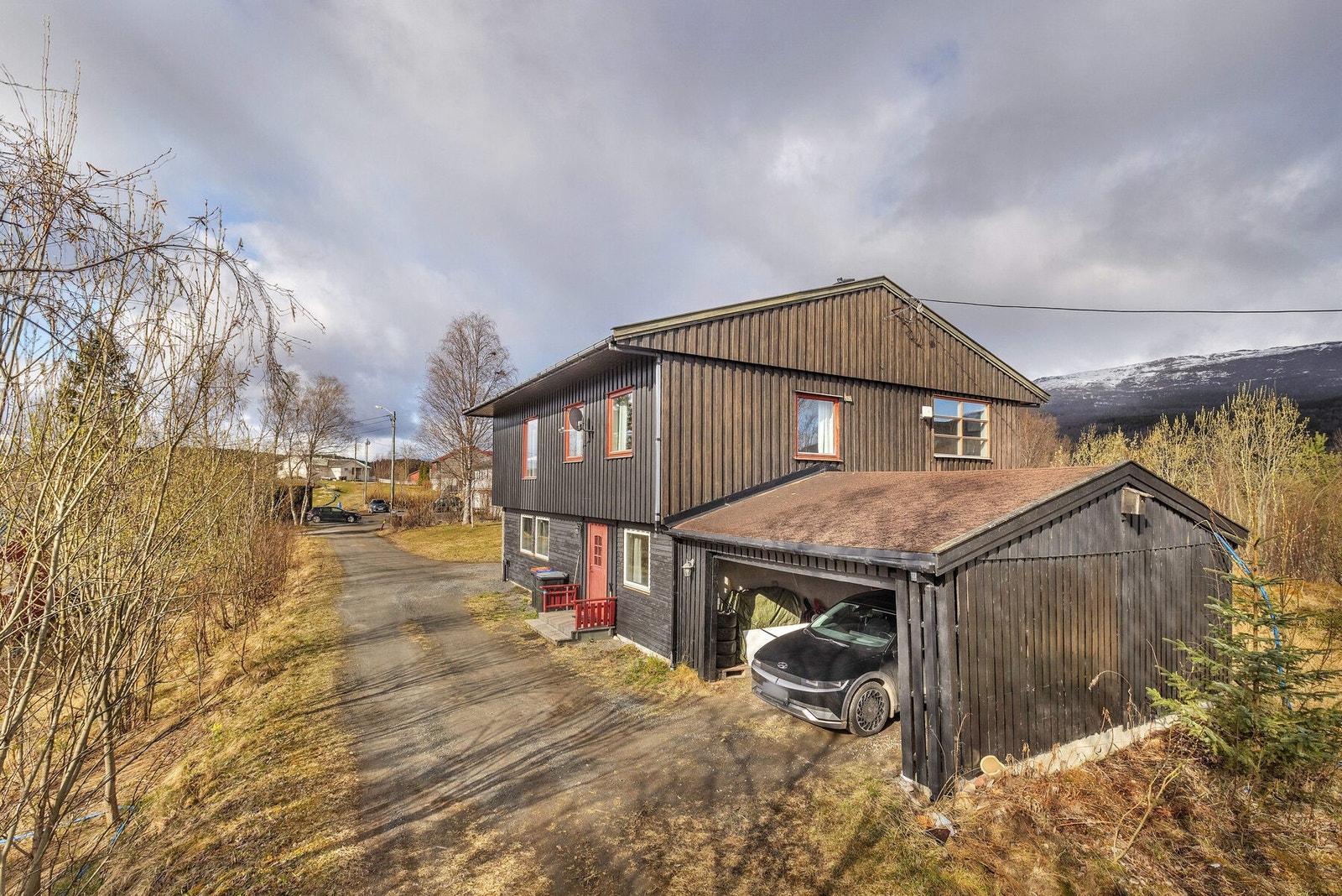 Eiendommen har egen carport i tilknytning til huset. Galleribilde