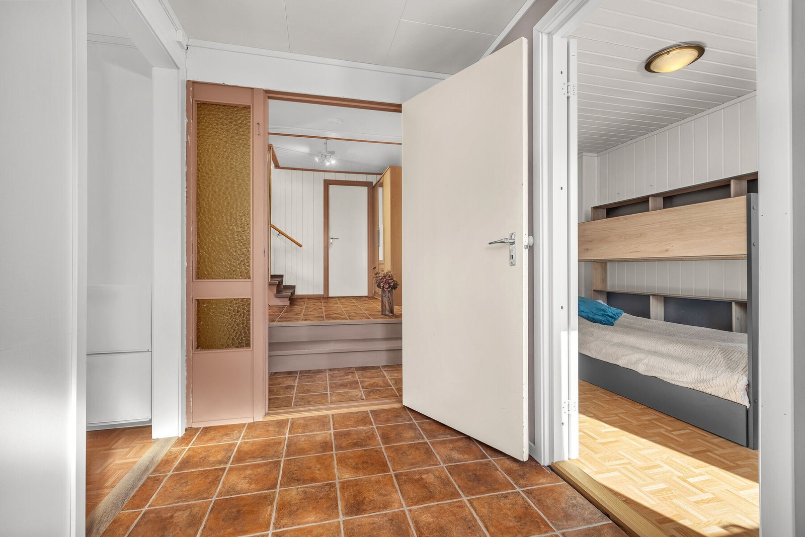 Fra entreen er det direkte tilgang til et av soverommene og videre inn i hallen. Galleribilde