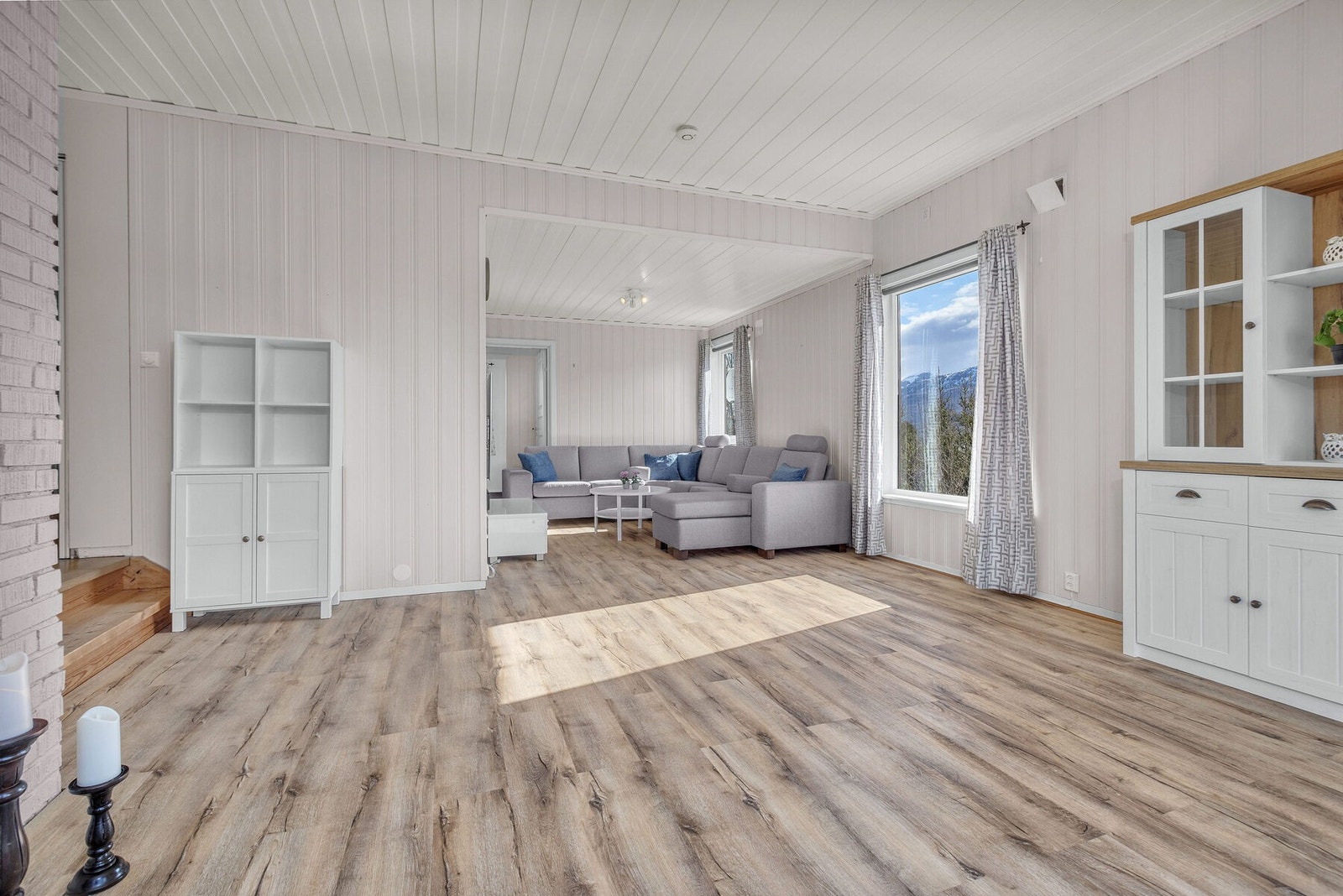 Romslig stue med god plass til en stor sofagruppe. Galleribilde