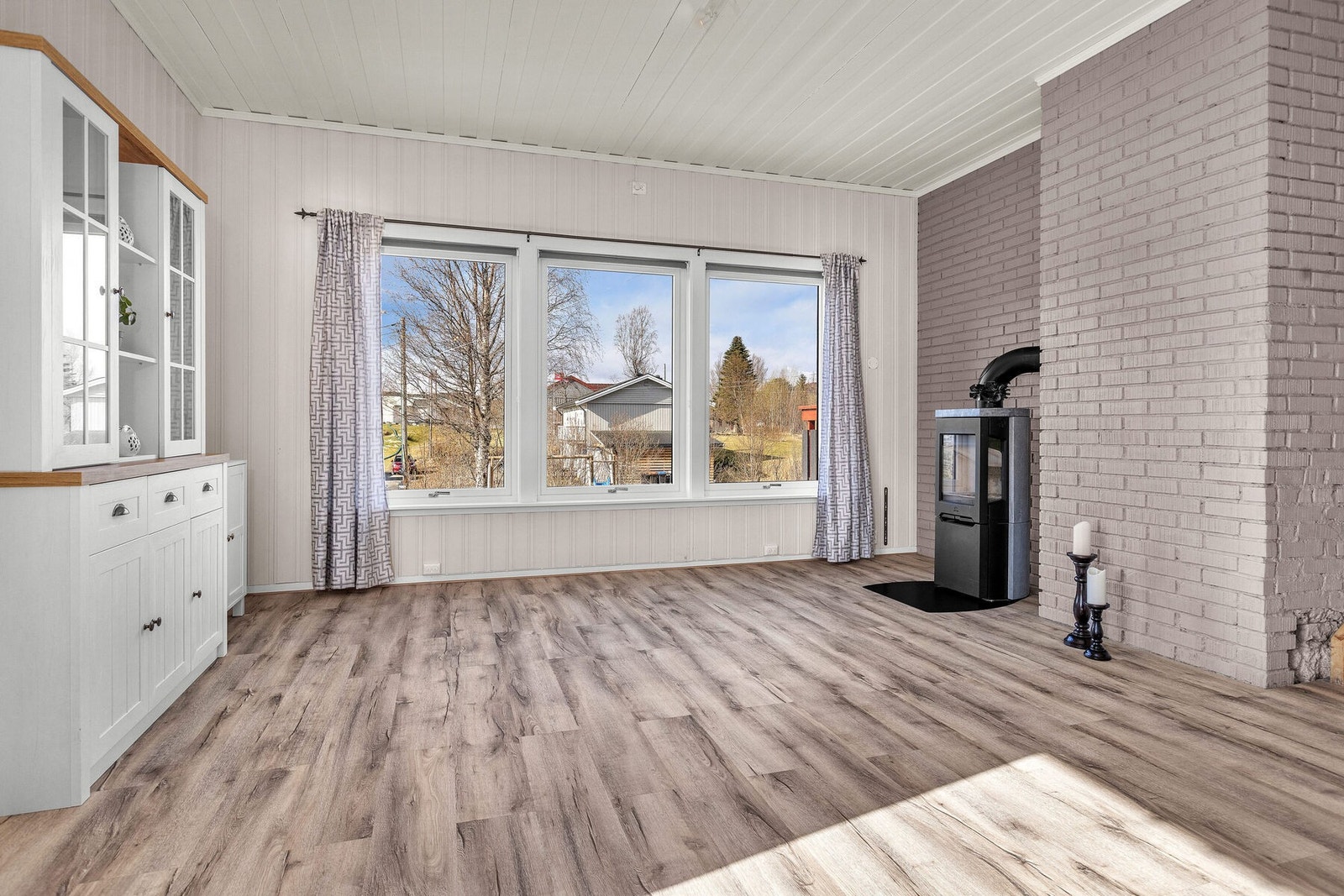 Store vindusflater slipper inn rikelig med dagslys. Galleribilde