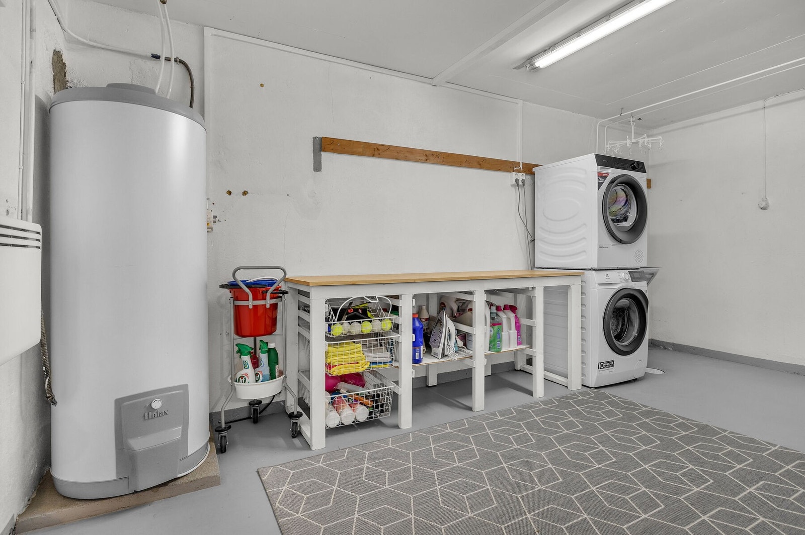 Stort og praktisk vaskerom med opplegg for vaskemaskin og tørketrommel. Galleribilde
