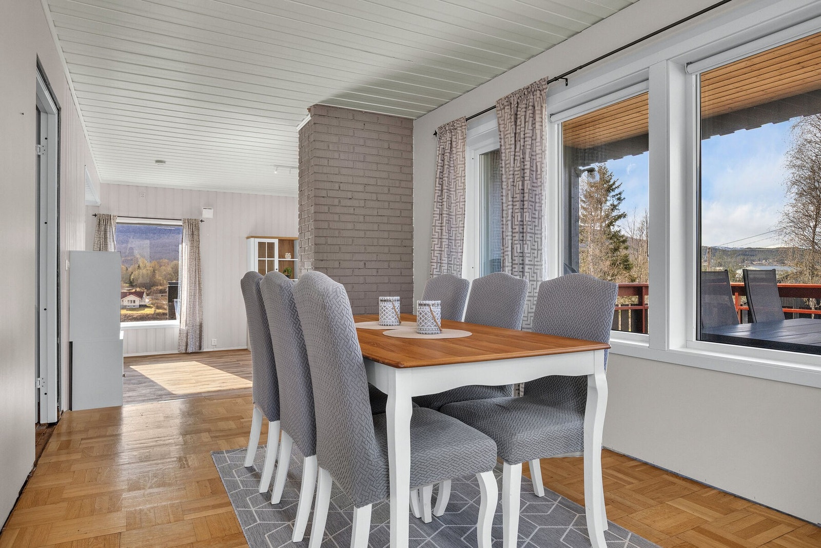 Spisestuen ligger i åpen forbindelse med stuen, noe som skaper en sosial sone. Galleribilde
