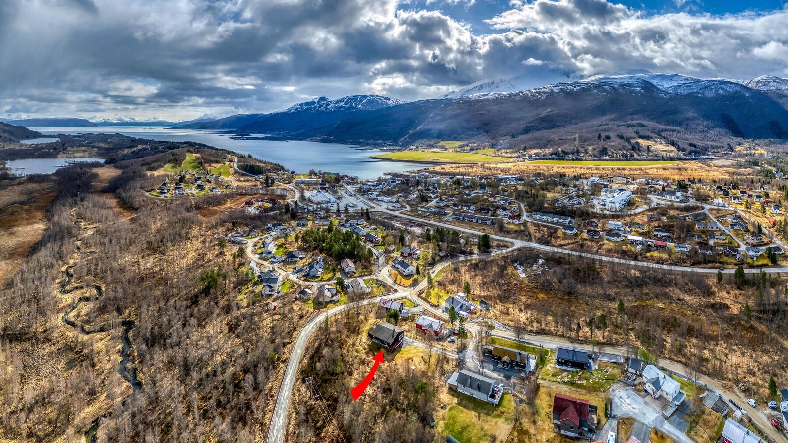Fra Langåsen er det kort vei ned til Ballangen sentrum med servicetilbud. Galleribilde