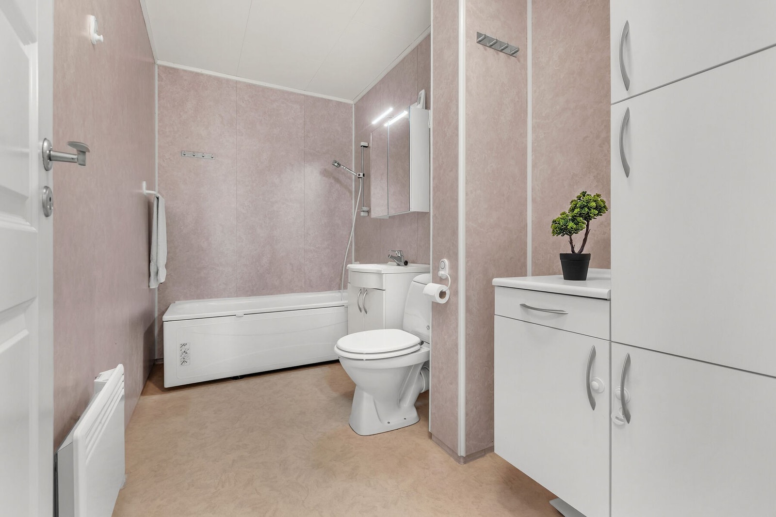 Badet i hovedetasjen er utstyrt med badekar, toalett og servant. Galleribilde