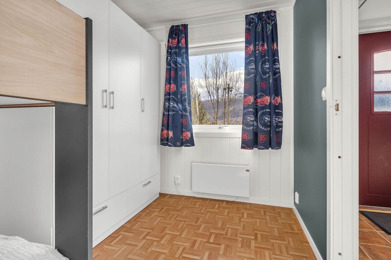 Rommet har plass til både seng og garderobeskap. Galleribilde