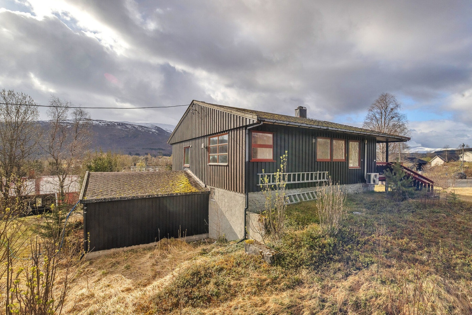 Baksiden av boligen med hage og adkomst til carport. Galleribilde