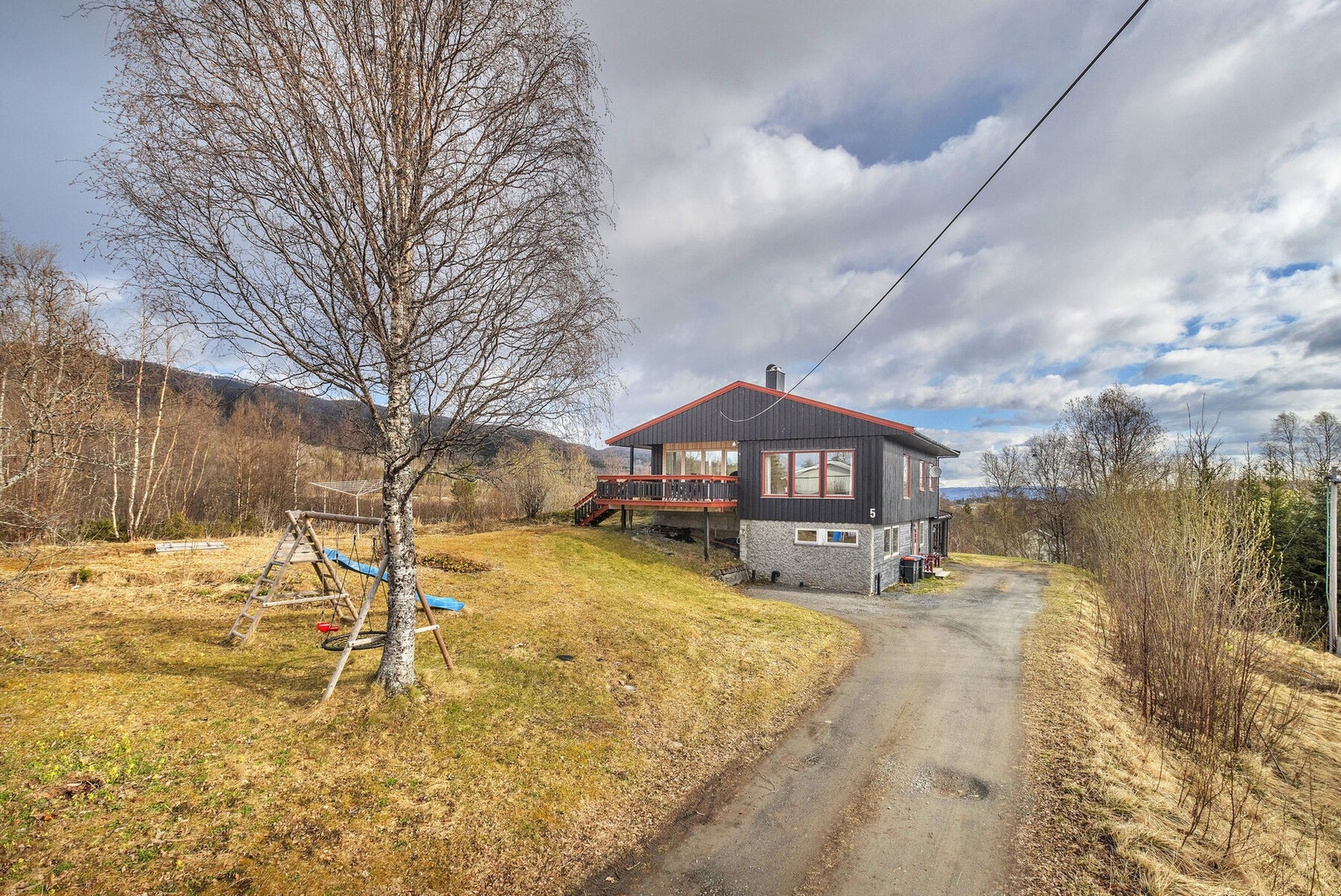 Eiendommen ligger høyt og fritt, kun 600 meter fra Ballangen sentrum. Galleribilde