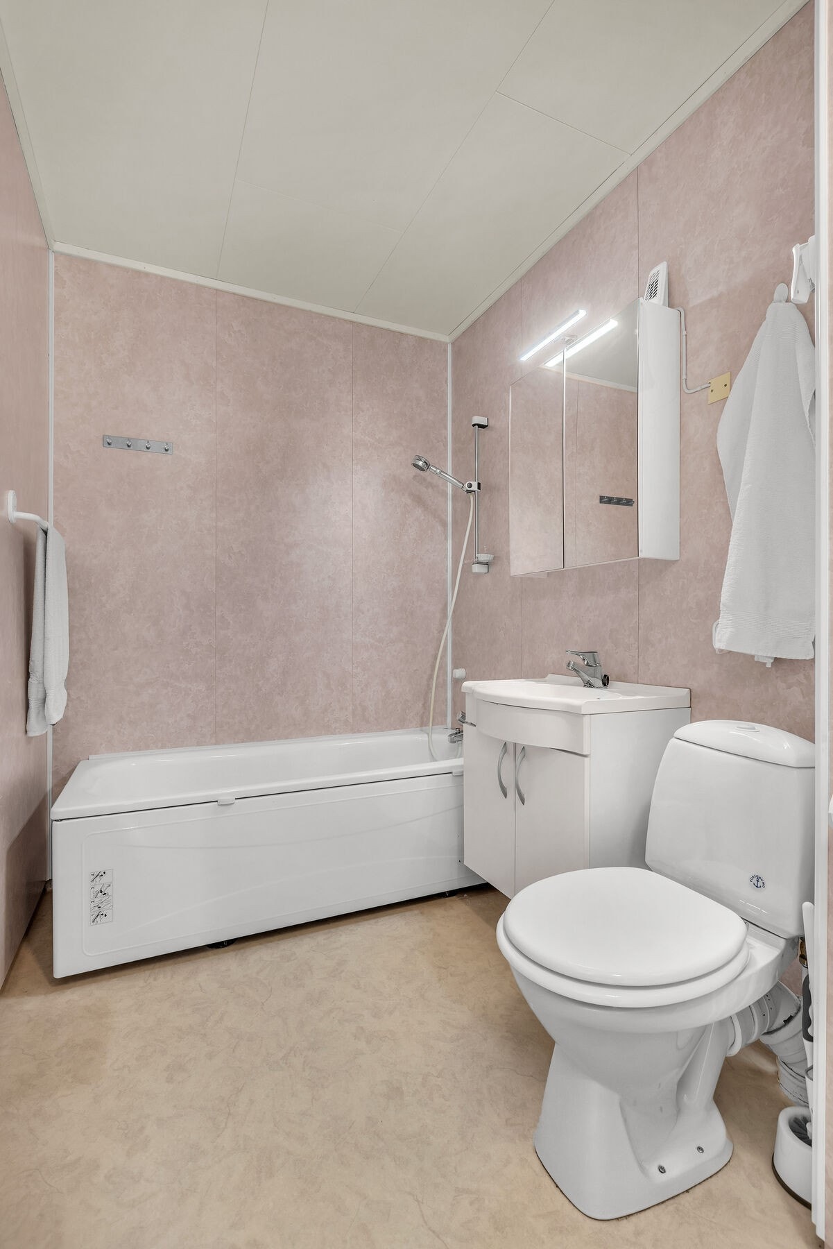 Badet har lyse og funksjonelle overflater. Galleribilde