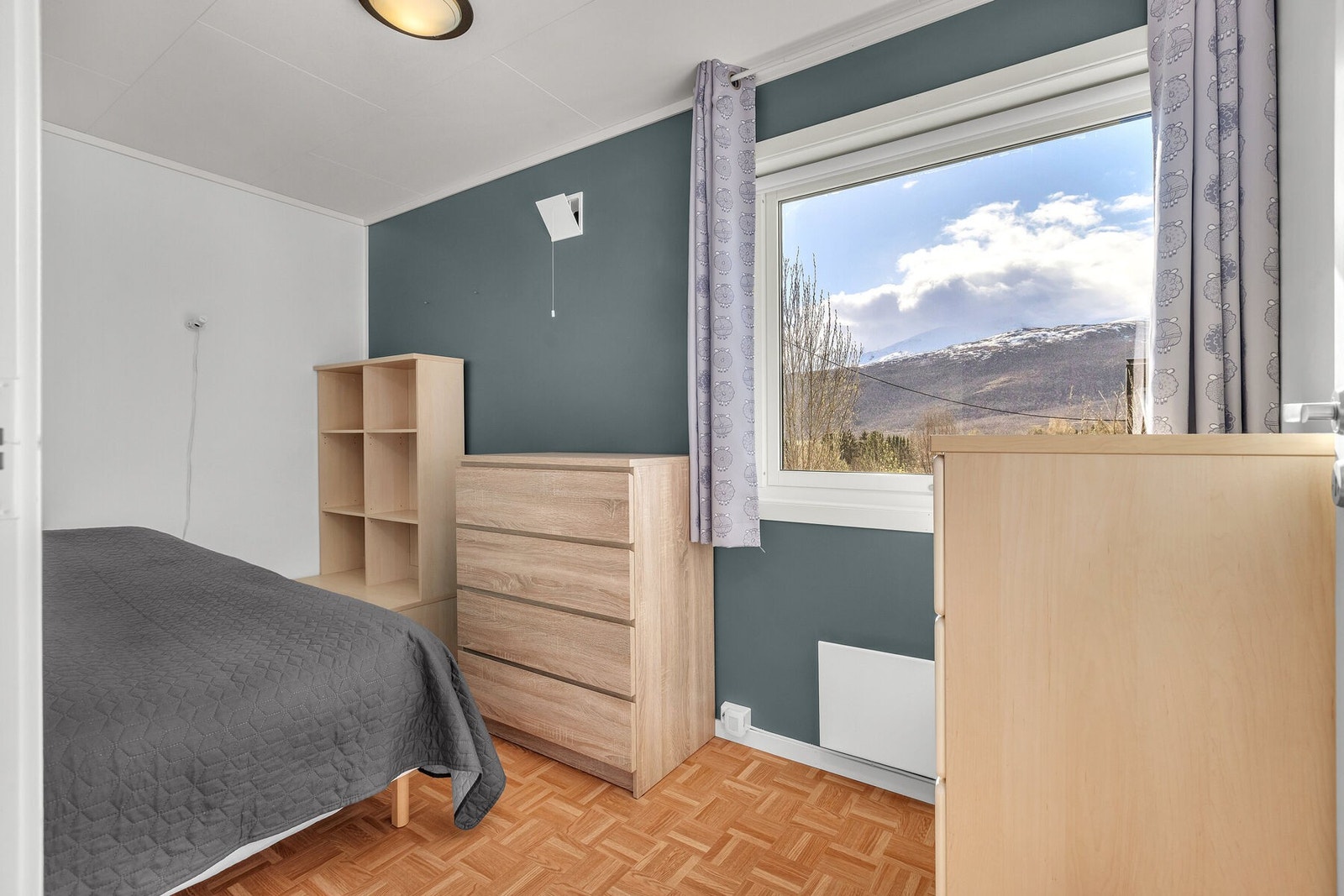Det tredje soverommet i underetasjen kan også fint benyttes som kontor. Galleribilde