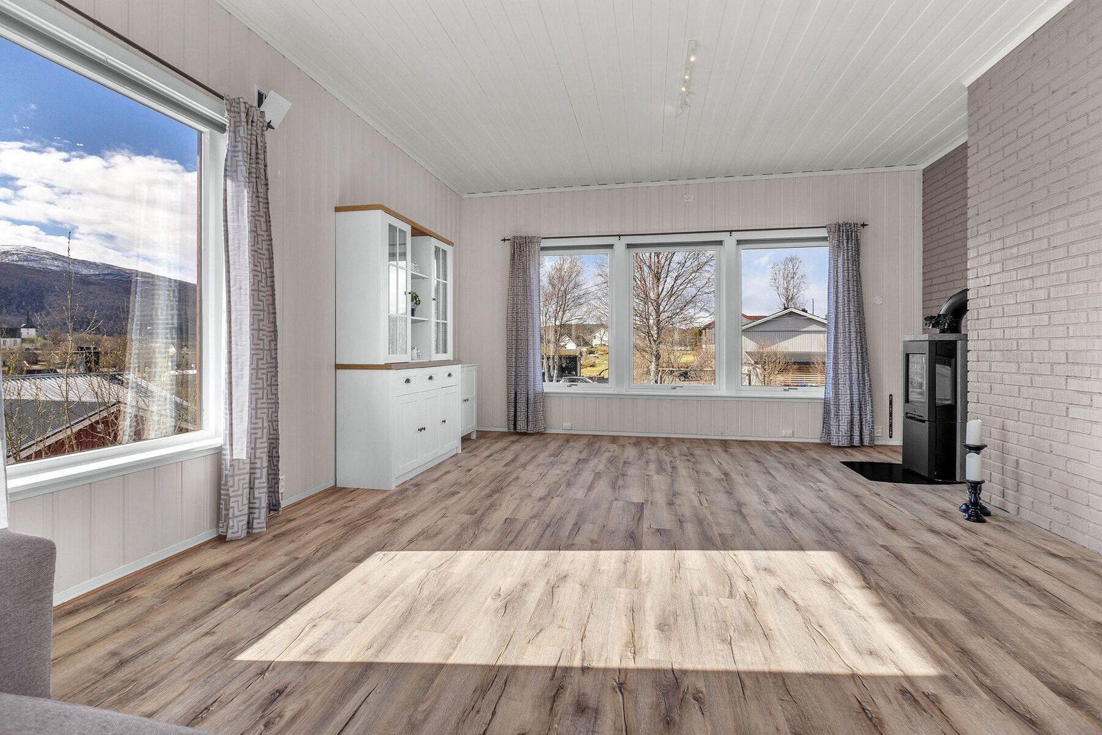 Fra stuen har man utsikt over nærområdet. Galleribilde