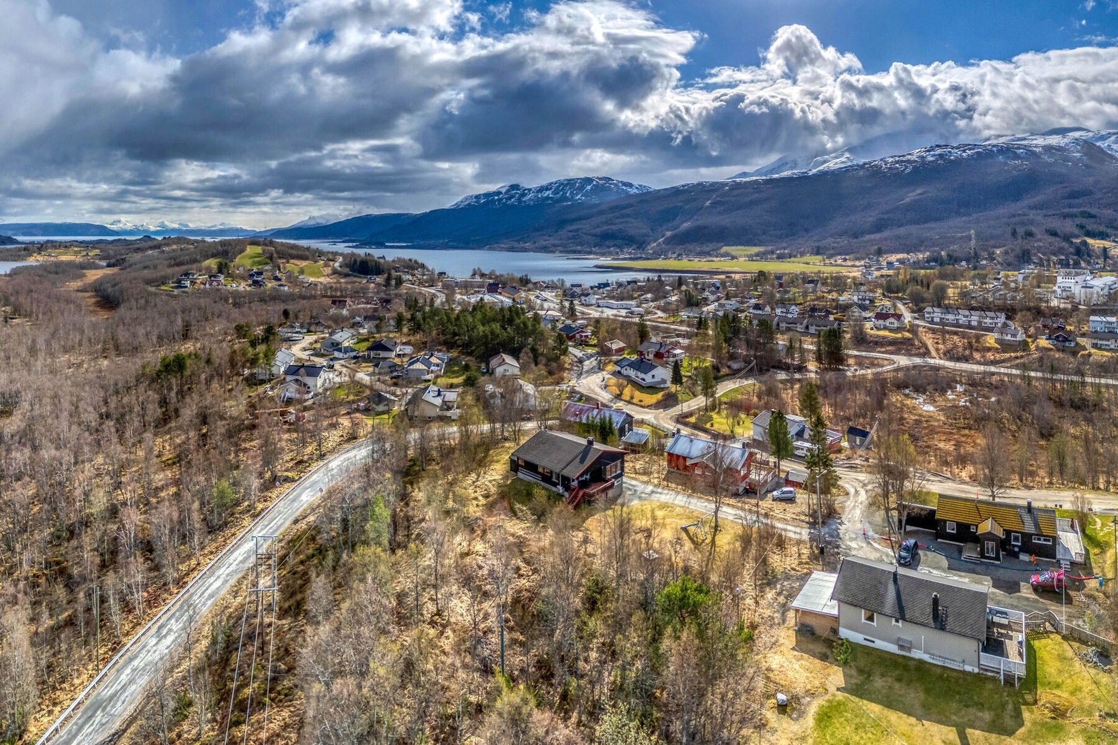 Vidstrakt utsikt over Ballangen, fjorden og de omkringliggende fjellene. Galleribilde
