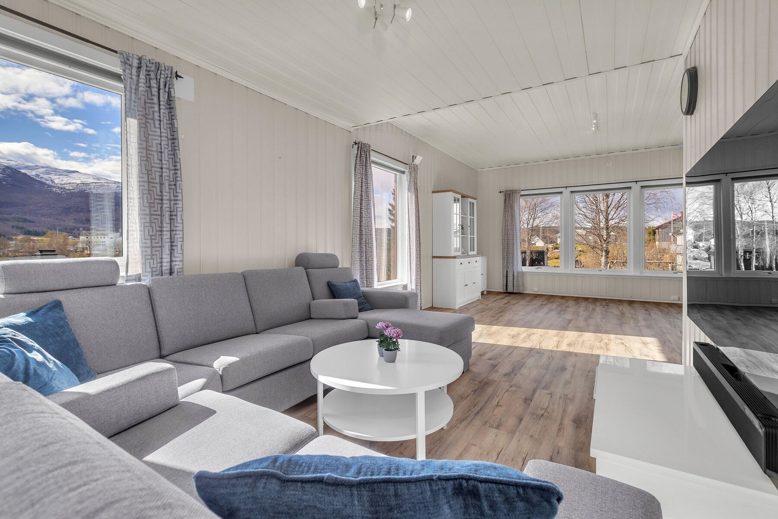 Utsikten fra stuevinduene rammer inn det omkringliggende landskapet. Galleribilde