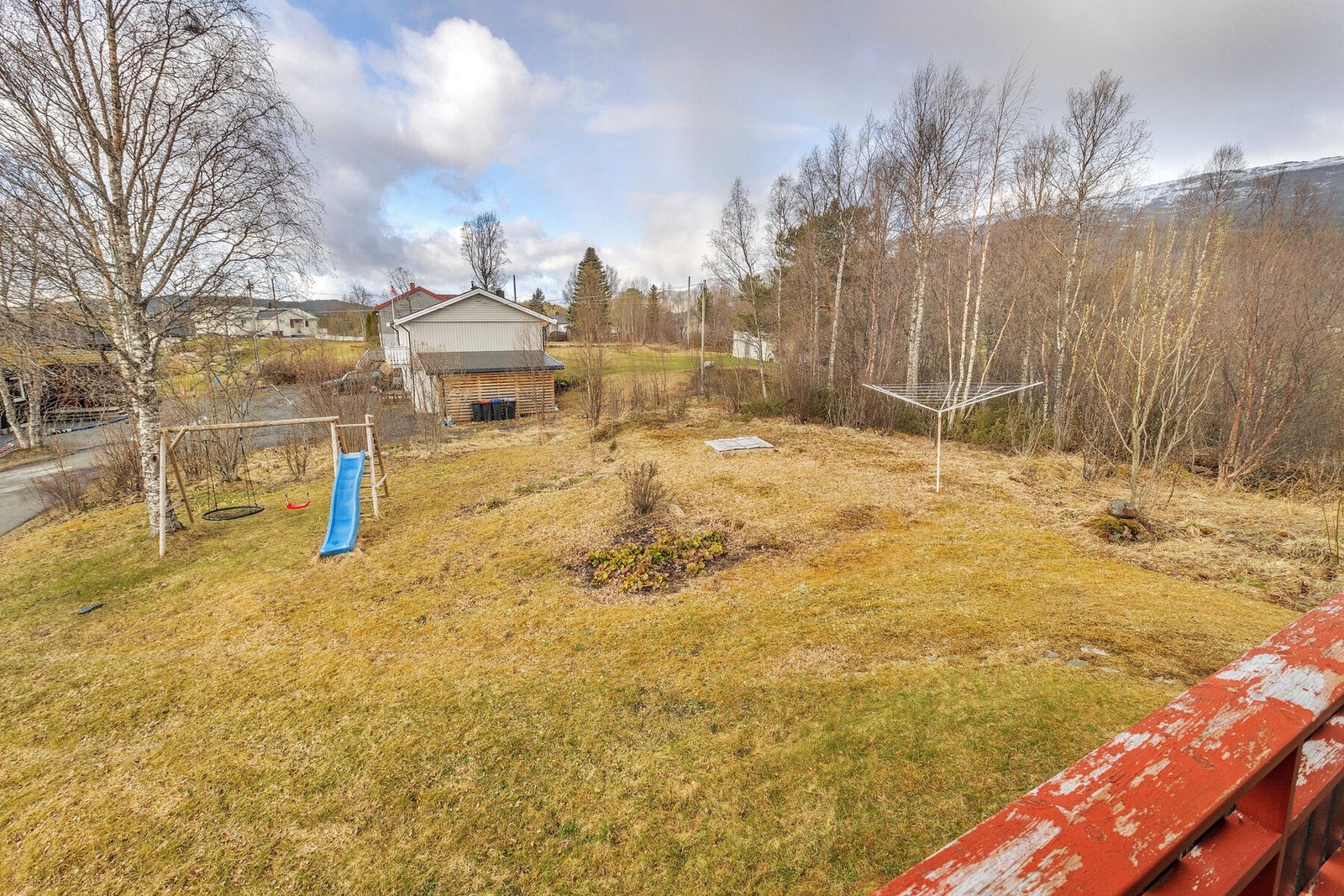 Utsikt fra terrassen over den store hagen med plass for lek og aktiviteter. Galleribilde