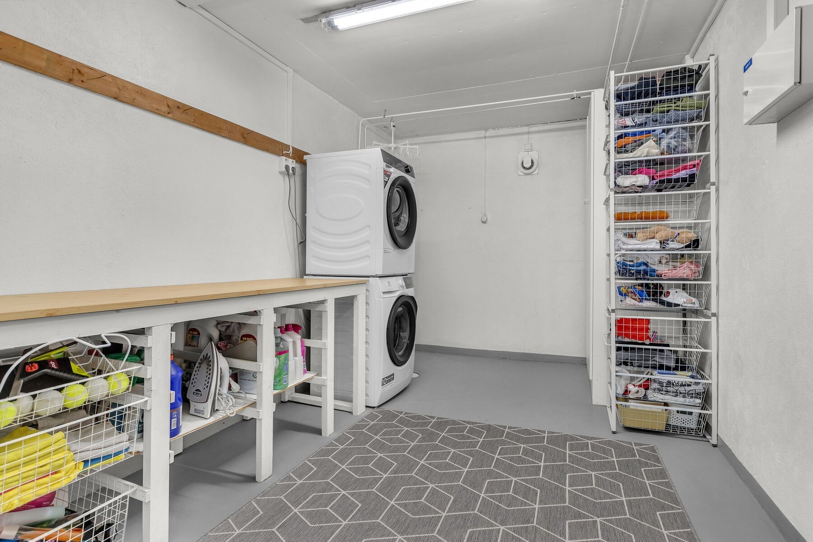 God arbeidsbenk og rikelig med oppbevaringsplass på vaskerommet. Galleribilde