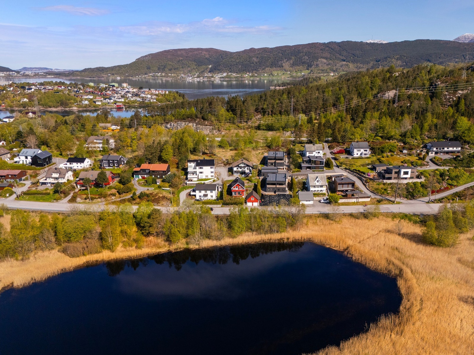 Fra eiendommen er det kort vei til både skole, barnehage, dagligvare, kollektivtransport og fine turområder. Galleribilde