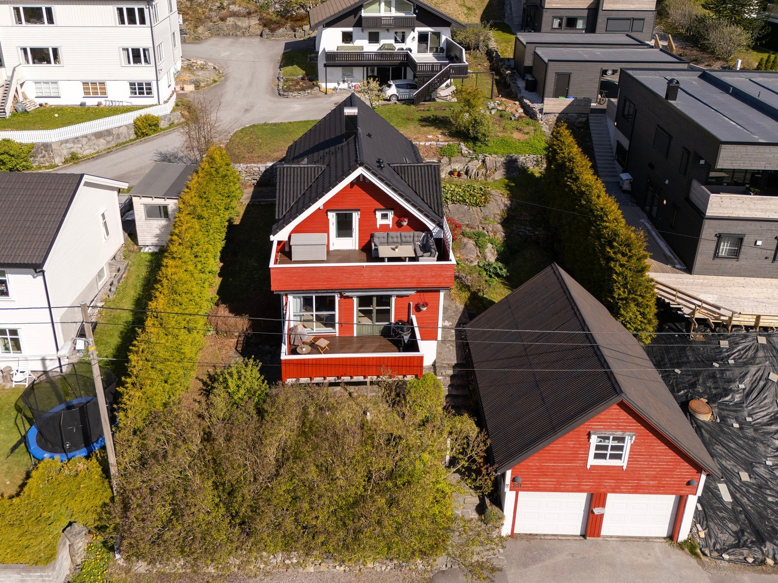 Boligen ligger fint til med en stor garasje og hage. Galleribilde