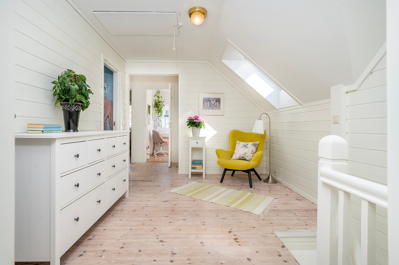Stor og lys gang i loftsetasjen. Galleribilde