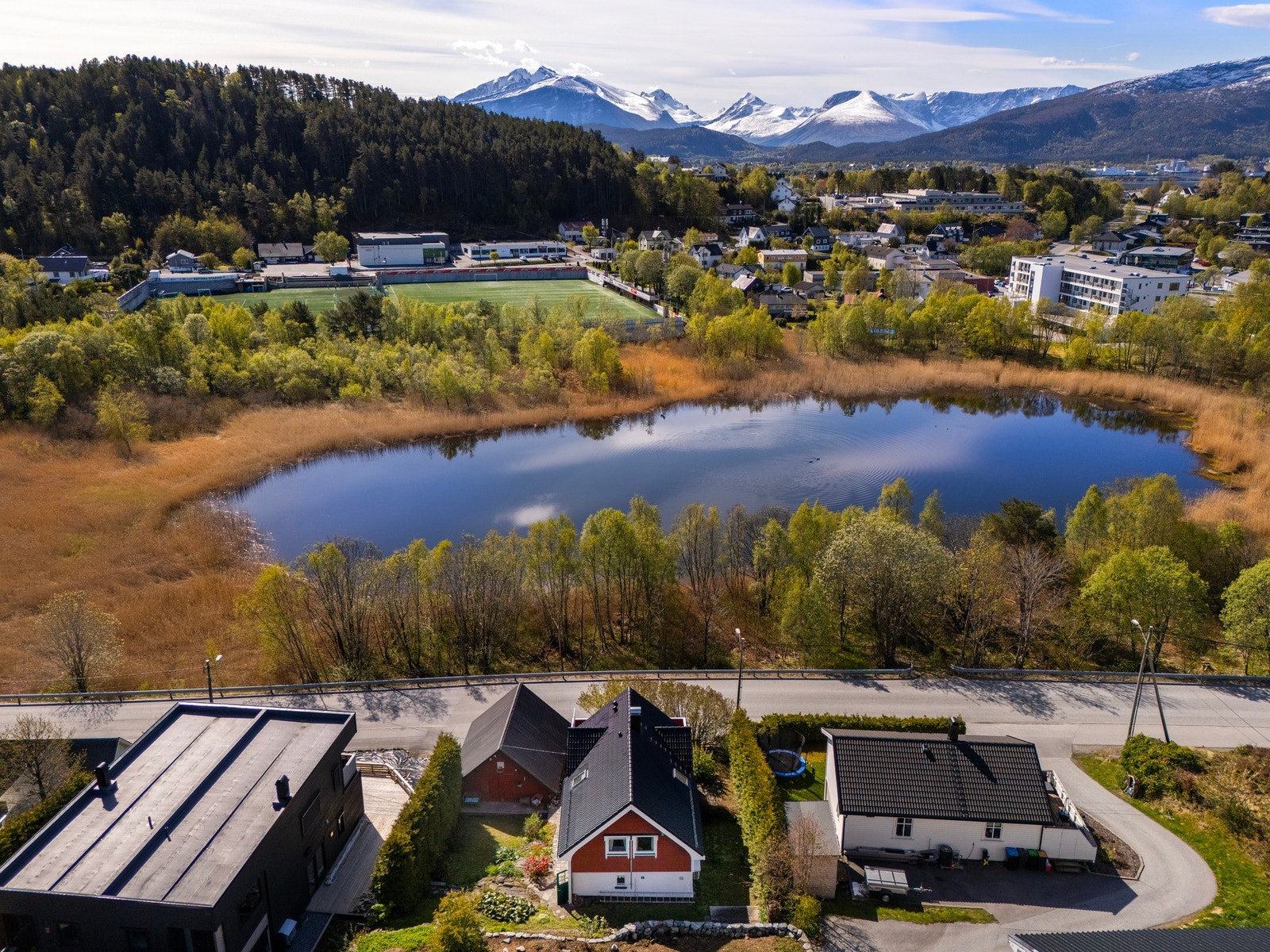 Her vil du bo i et rolig og barnevennlig område midt i mellom Moa og Ålesund Galleribilde