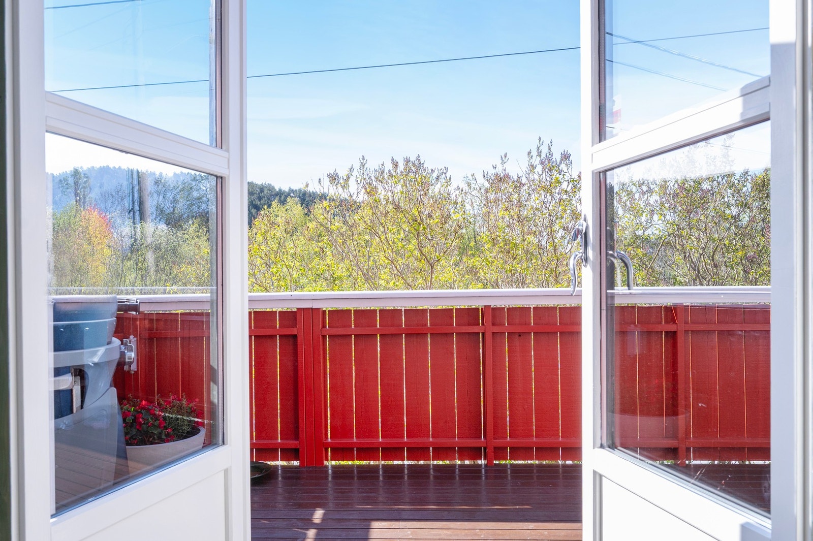 Utgang fra stuen til sørvendt og solrik terrasse. Galleribilde
