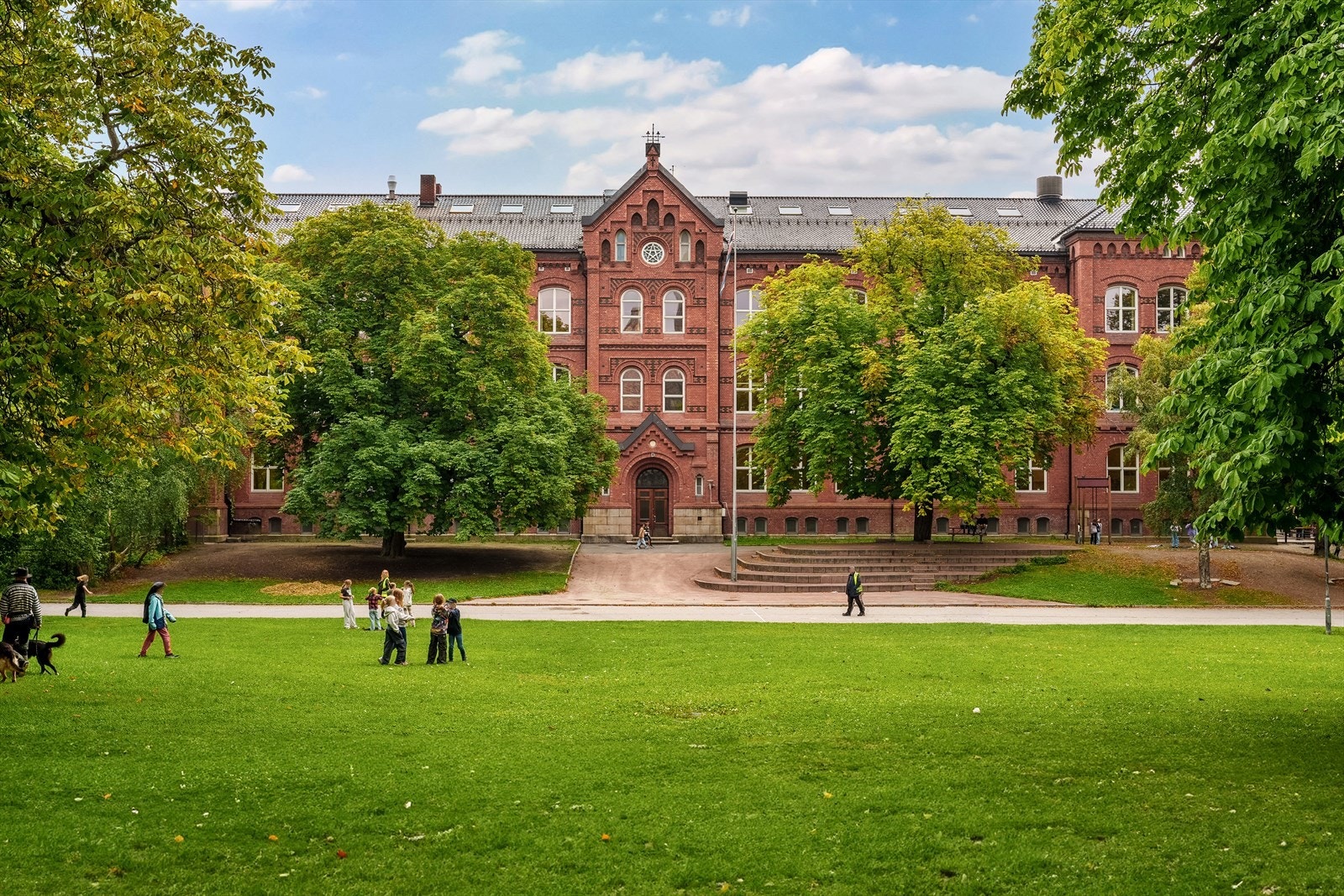 Kort spasertur til Vålerenga skole og flere barnehager i nærområdet. Galleribilde