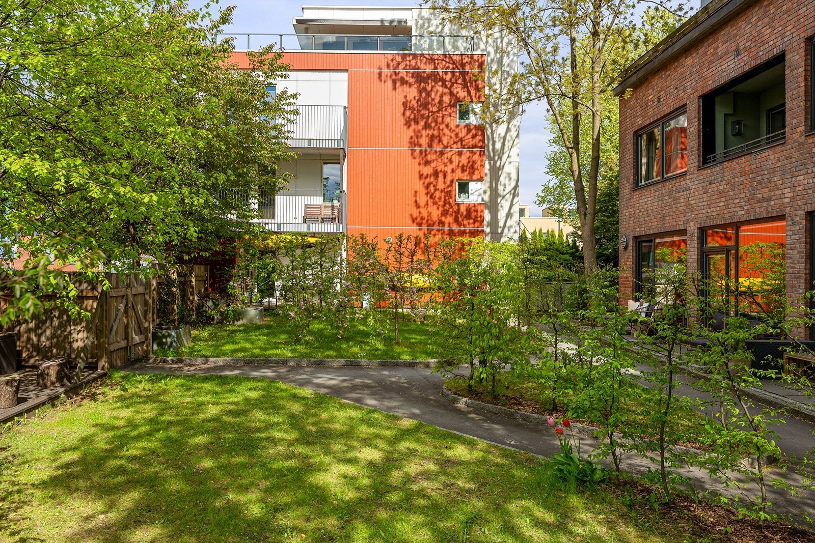 I tillegg til hovedinngangen har leiligheten adgang gjennom en sjarmerende port. Galleribilde