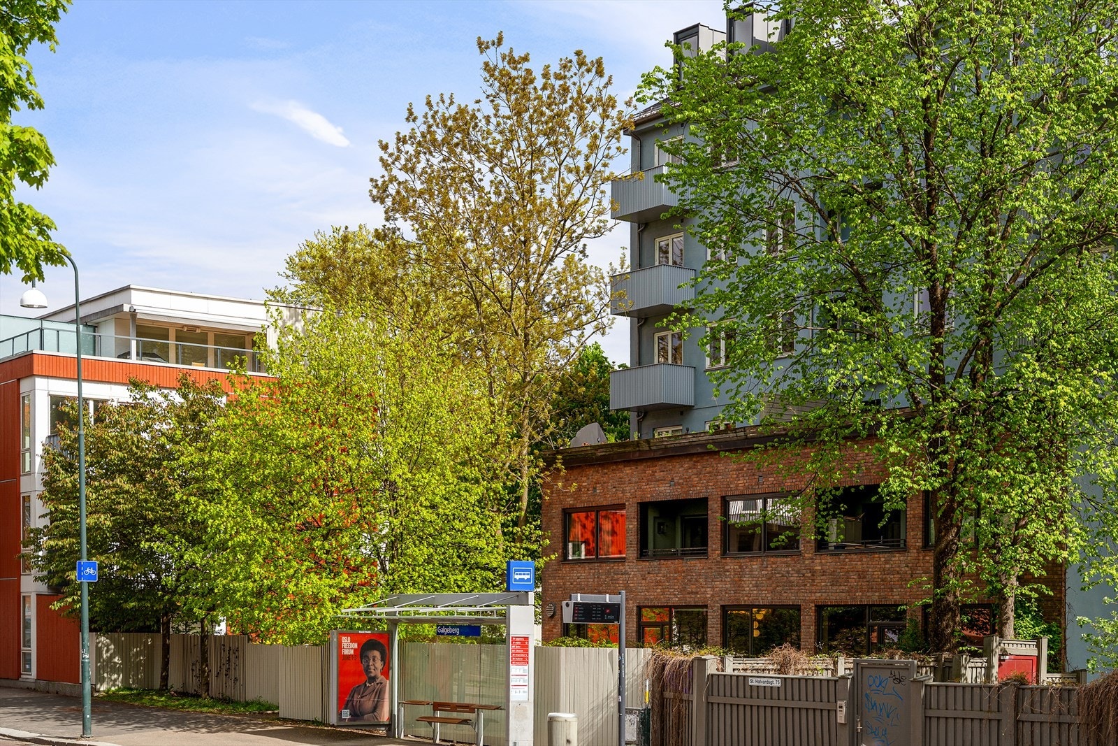 På leilighetens østside, med direkte utgang fra felleshage, ligger busstoppet like utenfor. Galleribilde
