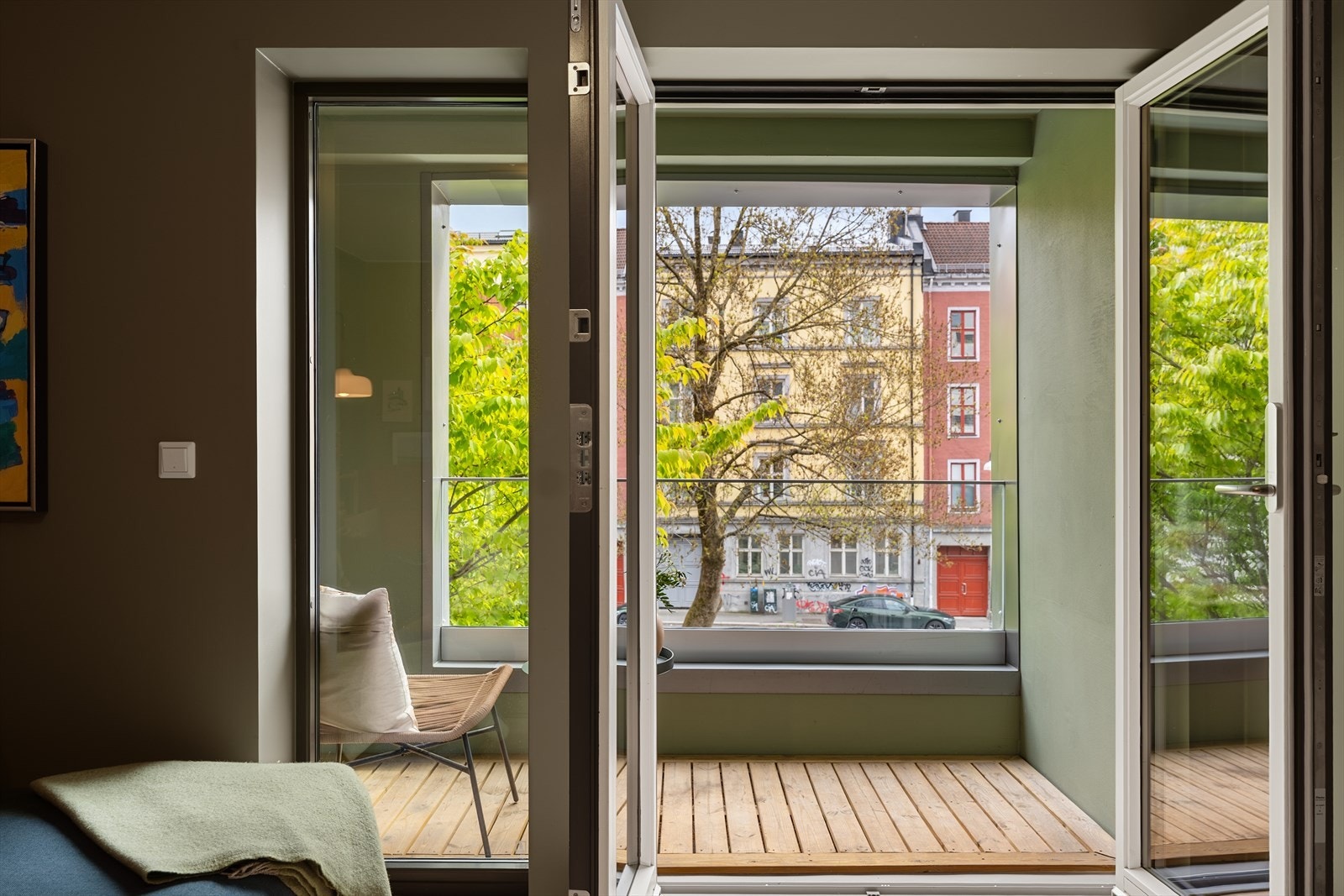 Store vindusflater sørger for rikelig med lys. Galleribilde
