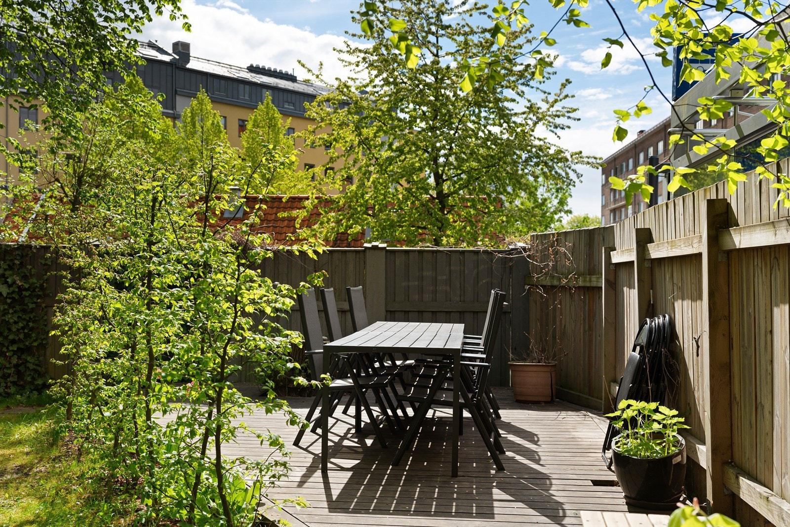 I hjørnet av hagen er det etablert en platting med sitteplasser, som skaper enda en hyggelig sone i uteområdet. Galleribilde