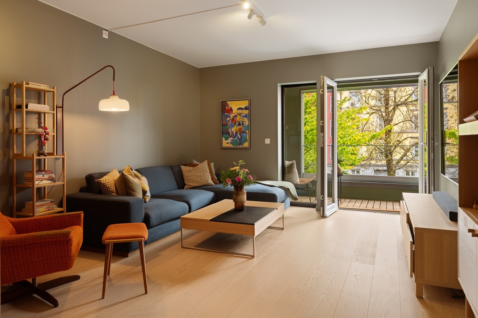 Townhouseleiligheten ligger i tidligere næringsbygg, og er omgjort til bolig i 2020. Galleribilde