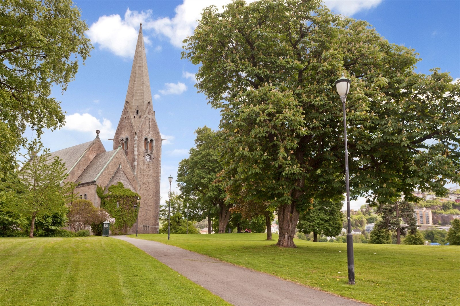 Vålerenga kirke ligger bare en kort spasertur unna. Galleribilde