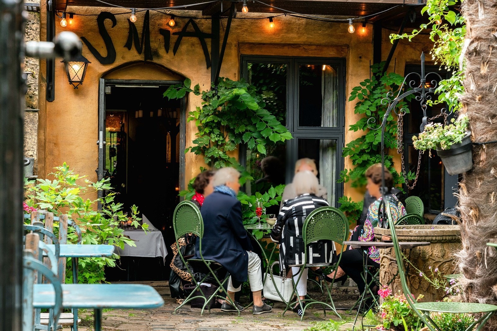 Den lokale restauranten "Smia Galleri" finner en kort spasertur unna. Galleribilde