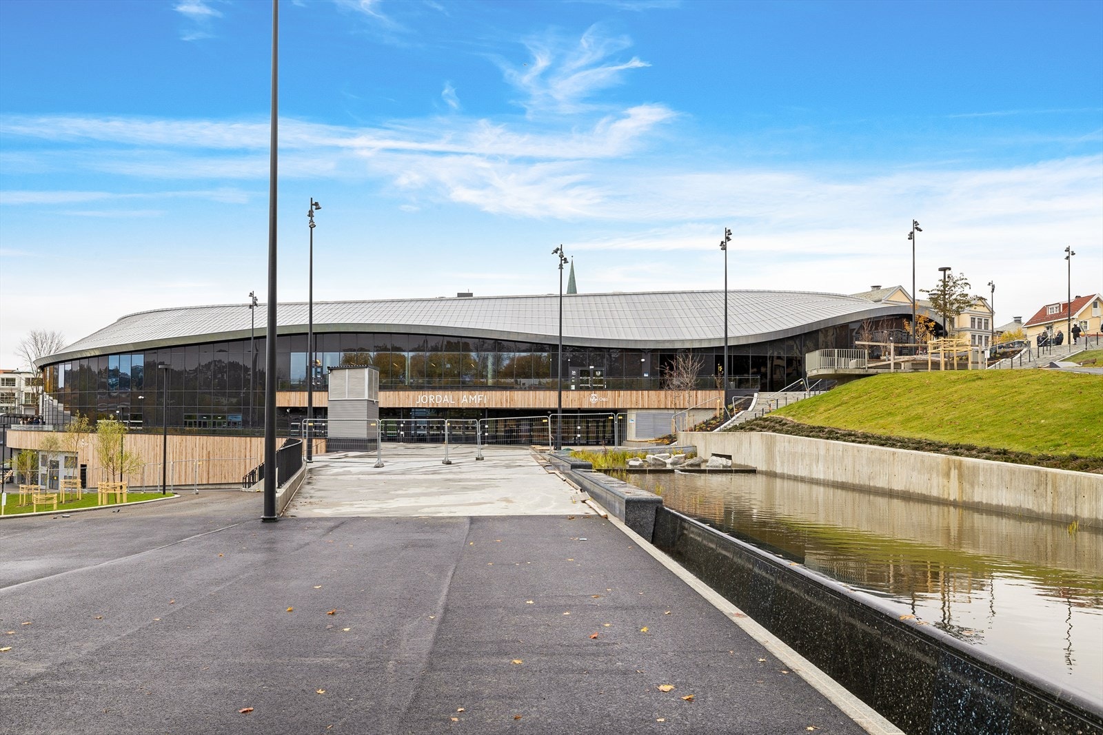 Jordal Amfi er Vålerenga Ishockey sin hjemmestadion, og her spilles det kamper du kan være tilskuer på. Galleribilde
