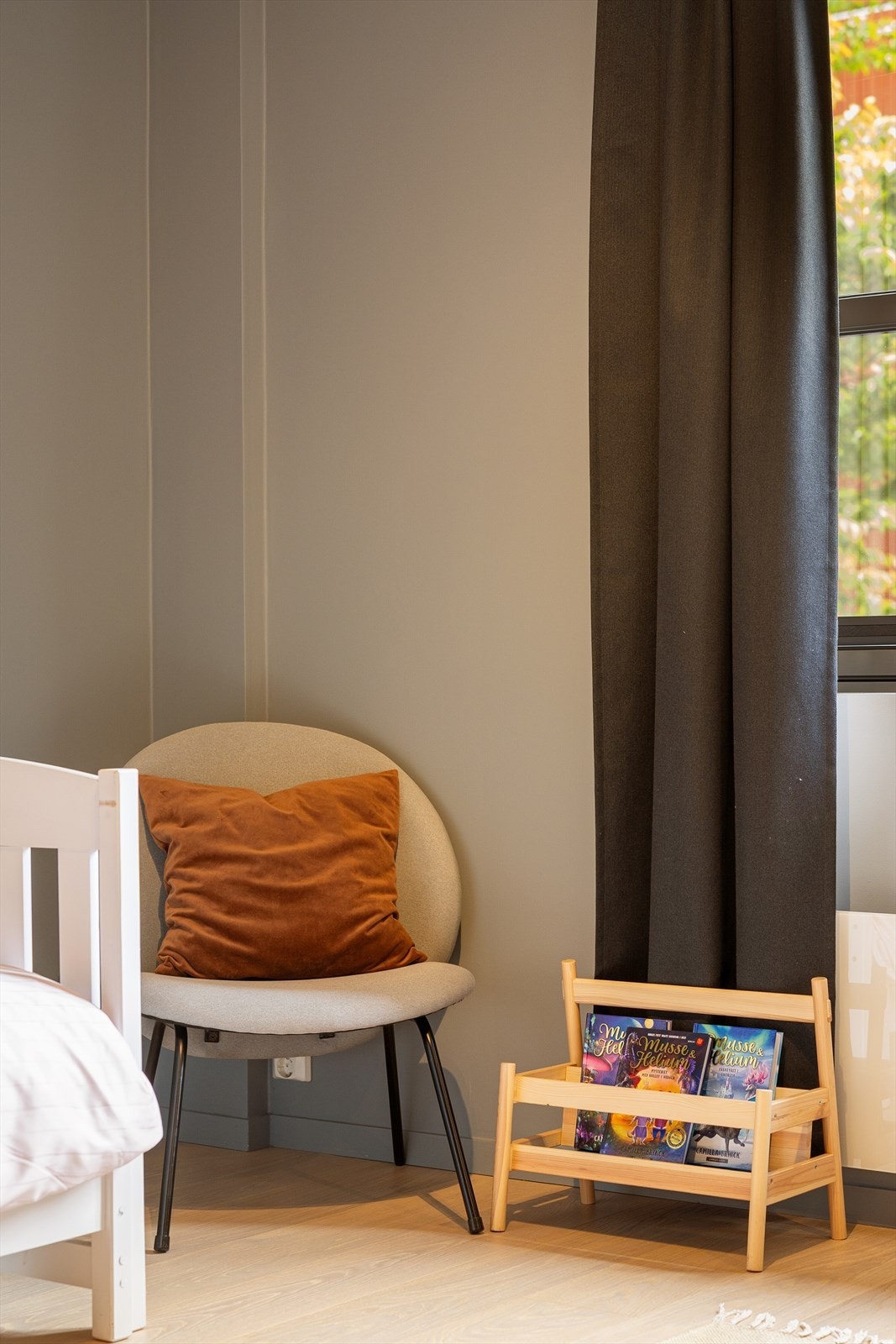 Her kan du lese for den lille på sengekanten, eller etablere en deilig sittekrok for avslapning selv. Galleribilde