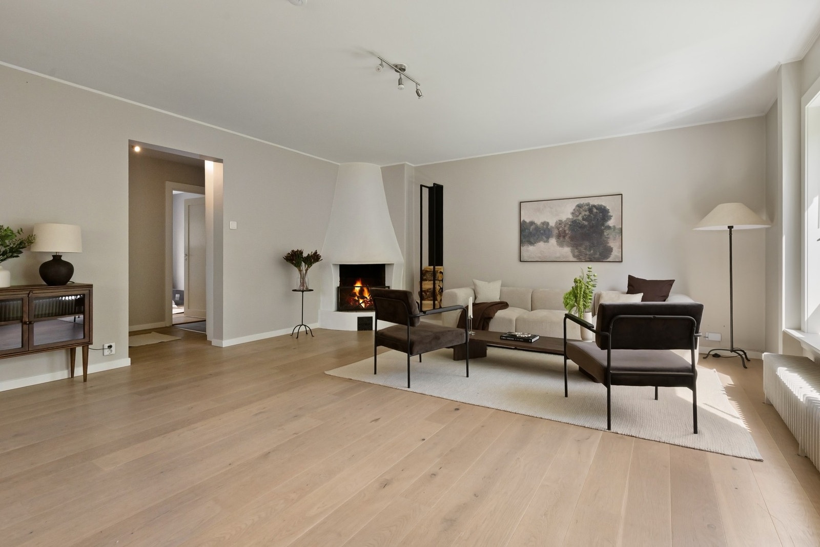 Rommet har lune beige- og greigetoner kombinert med parkettgulv, som sammen skaper en harmonisk og moderne stil. Galleribilde